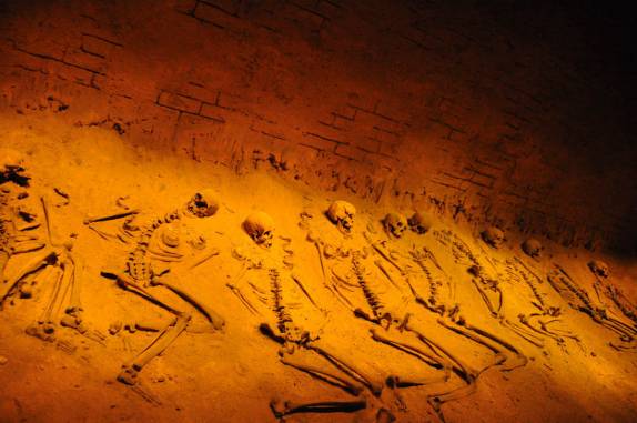 Sacrifícios humanos em frente à templo pré-hispânico (Museu Nacional de Antropologia, na Cidade do México, capital do país)